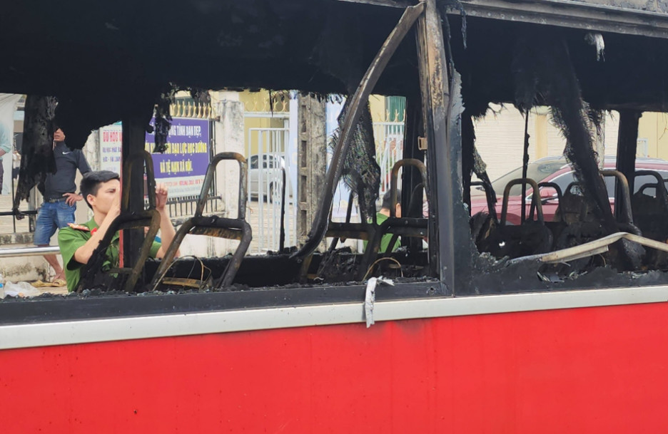 Xe đưa đón công nhân bị cháy rụi. Ảnh: A.X