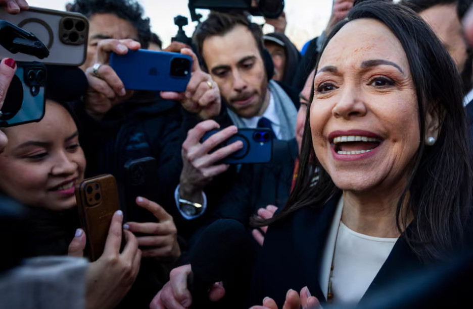 Bà Machado phát biểu với các phóng viên sau cuộc gặp Tổng thống Mỹ Trump ở Nhà Trắng ngày 15/1. Ảnh: EPA