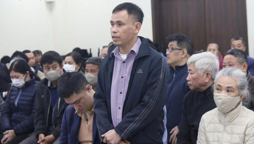 Bị cáo Phạm Văn Cách trả lời Hội đồng xét xử tại Tòa án.