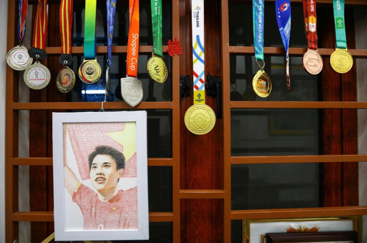 Những tấm huy chương từ ngày bé của Đình Bắc được trưng bày ở góc trang trọng trong nhà. Ảnh: Minh Chiến.