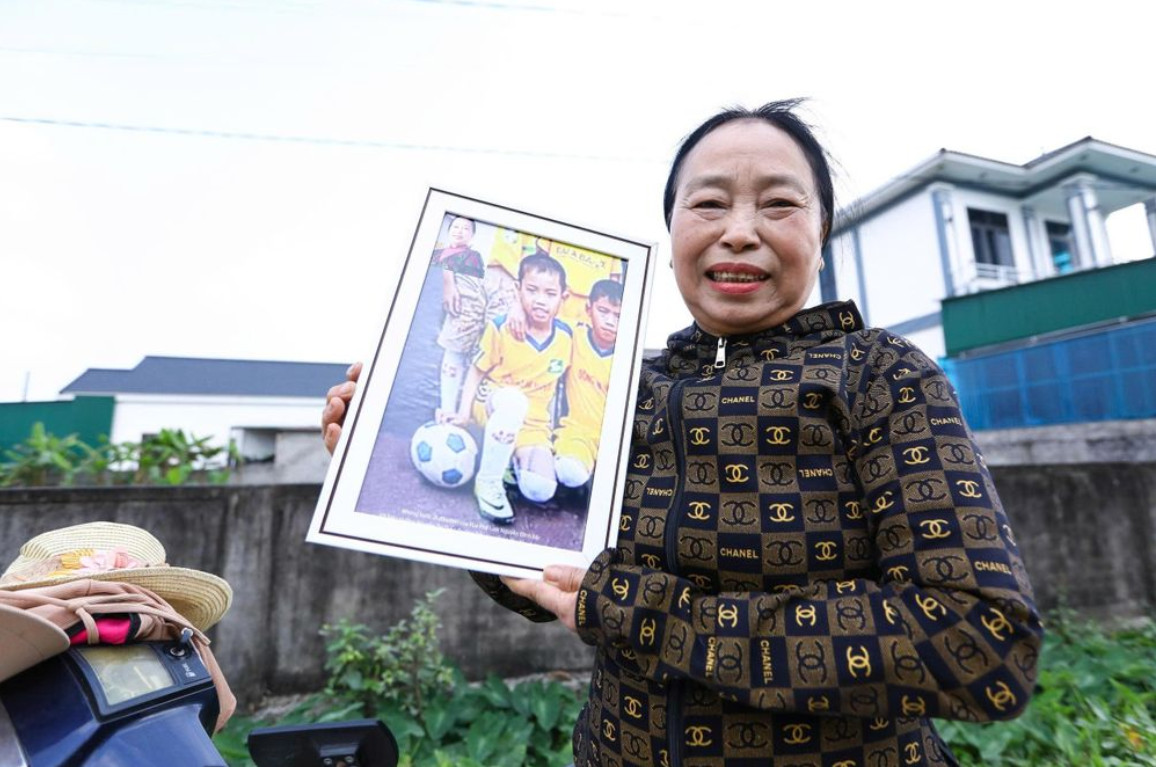 Bức ảnh có tiêu đề Những bước chân đầu tiên của Vua phá lưới Nguyễn Đình Bắc là món quà cô Nguyễn Thị Thể dành tặng gia đình. Ảnh: Minh Chiến.