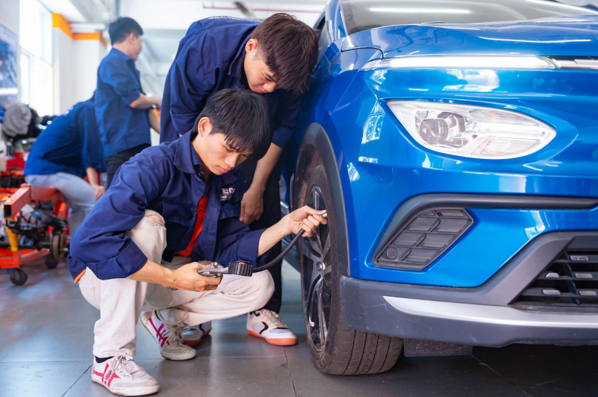 Sinh viên ngành kỹ thuật của Trường Đại học Công nghệ TPHCM trong một buổi thực hành (Ảnh: Xuân Dung).