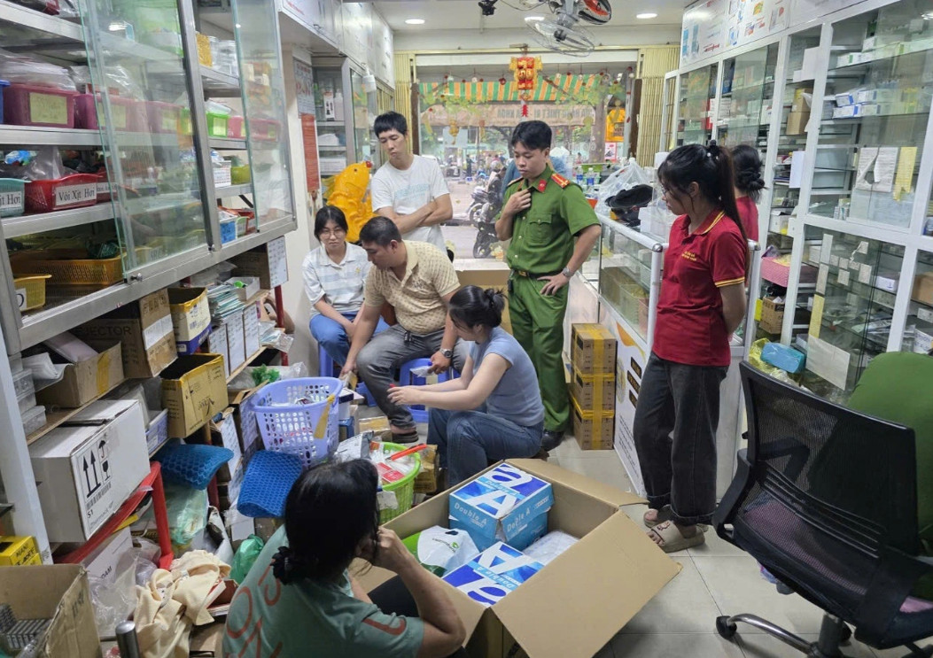 Công an khám xét các địa điểm liên quan đến vụ án (Ảnh: Công an cung cấp).