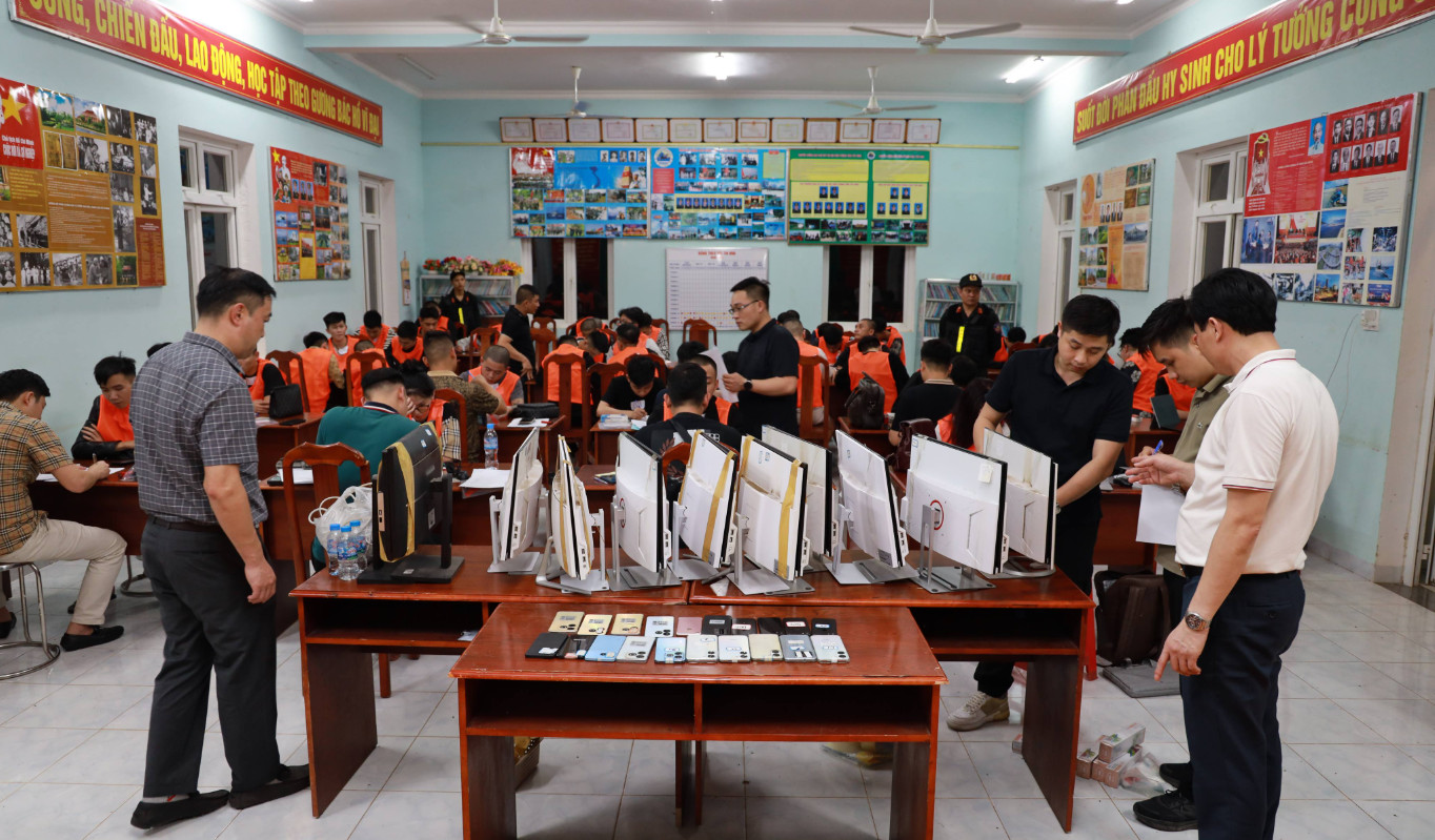 Cơ quan chức năng thu giữ các vật chứng và nghi phạm sau khi được trao trả cho Việt Nam. Ảnh: CA