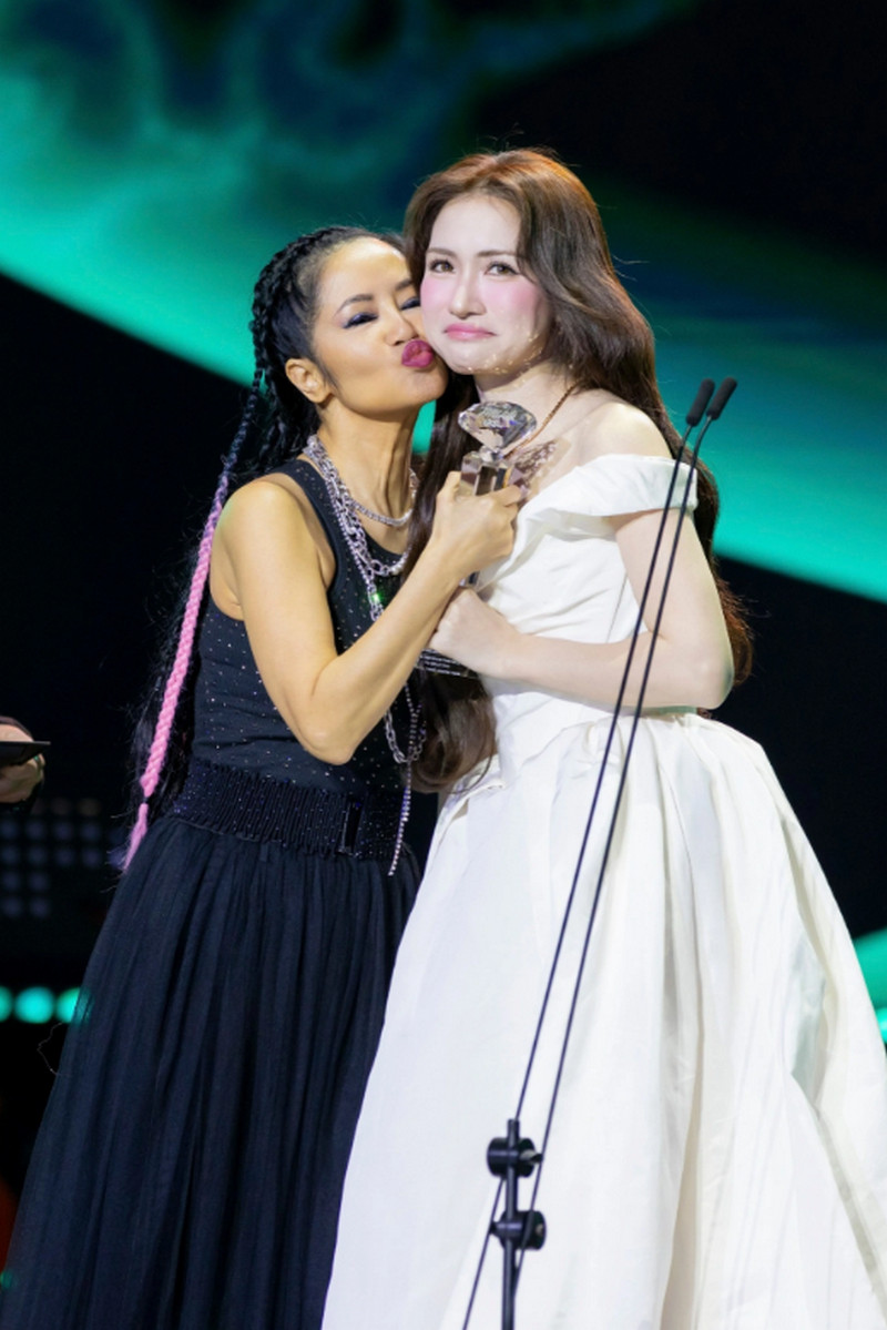 Khoảnh khắc xúc động của nữ ca sĩ trên sân khấu (Ảnh: Ban tổ chức).