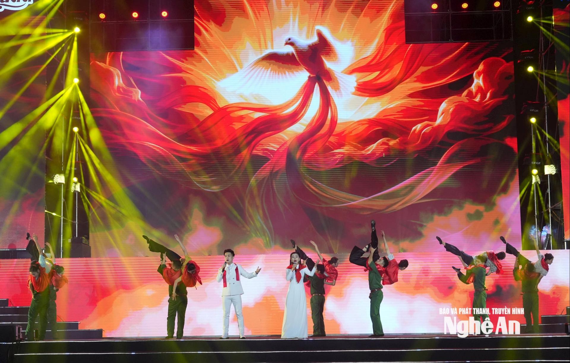 Tại chương trình, ca sỹ Võ Hạ Trâm cùng vũ đoàn biểu diễn 3 ca khúc “Về với em”, “Làn gió Xuân”, “ Vinh quang Đảng cho ta”. Ảnh: Thành Chung