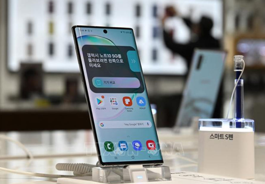 Các mẫu điện thoại thông minh của Samsung được bày bán tại cửa hàng ở Seoul, Hàn Quốc. Ảnh: AFP/TTXVN