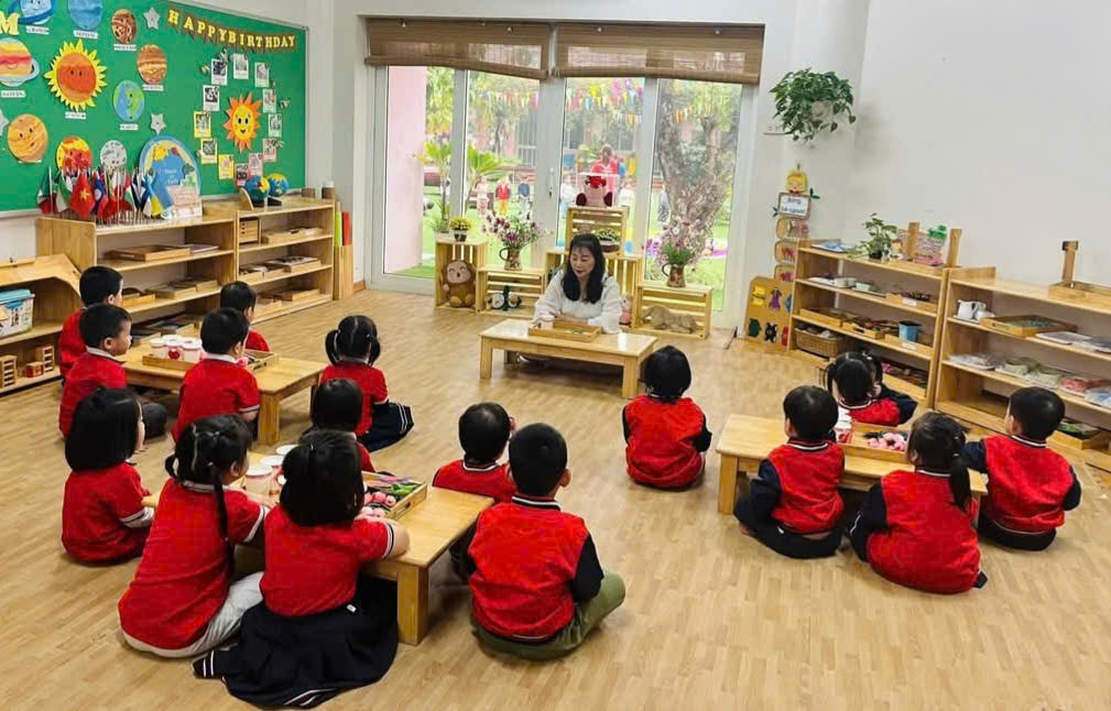 Học sinh mầm non học tập trong lớp học được bố trí kín gió, bảo đảm giữ ấm trong những ngày rét đậm, rét hại. Ảnh minh hoạ