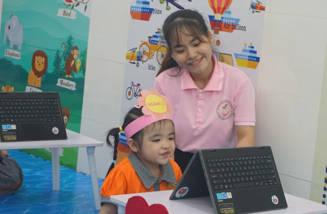 Cô trò Trường Mầm non Tân Phong, phường Tân Hưng trong một giờ học. Ảnh minh hoạ: NGUYỄN QUYÊN