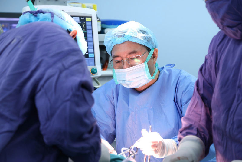 Các bác sỹ thực hiện ca phẫu thuật cho bệnh nhân. (Ảnh: PV/Vietnam+)