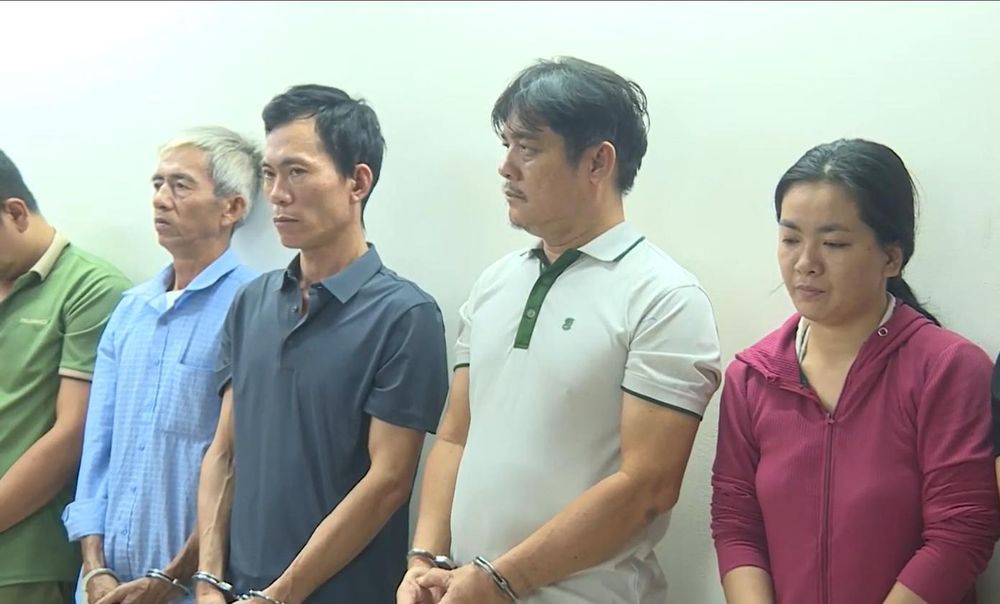 Trần Văn Công (áo xám) và“hiệp sĩ” Nguyễn Thanh Hải (áo trắng) đứng cạnh nhau tại cơ quan công an.