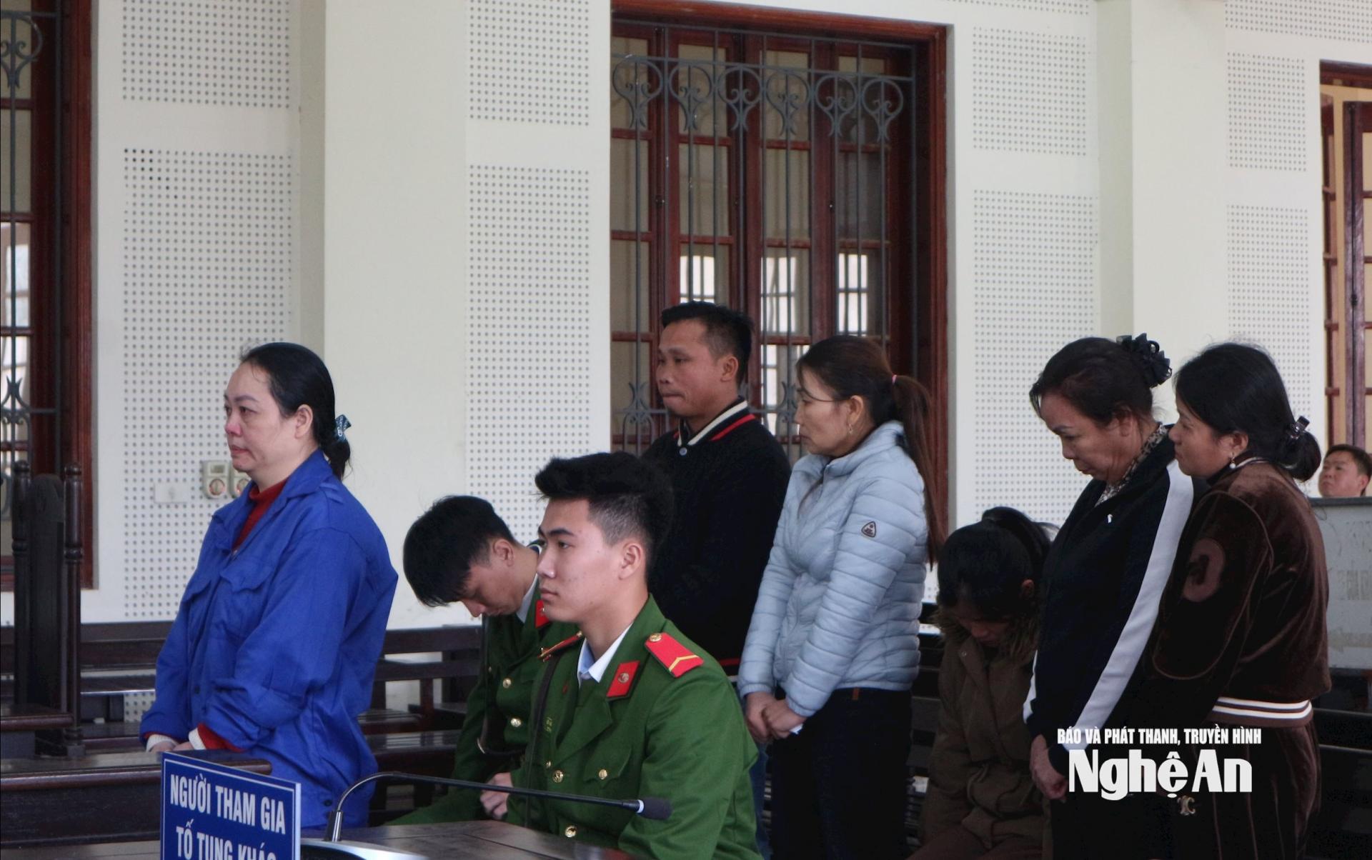 Bị cáo Phạm Thị Thủy (áo xanh) và các bị cáo tại tòa. Ảnh: Trần Vũ