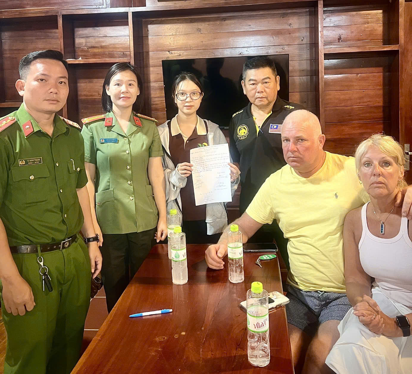 Cán bộ Công an đặc khu Phú Quốc cùng thành viên “Đội phản ứng nhanh du lịch” giúp hai du khách nhanh chóng nhận lại tiền thanh toán nhầm.