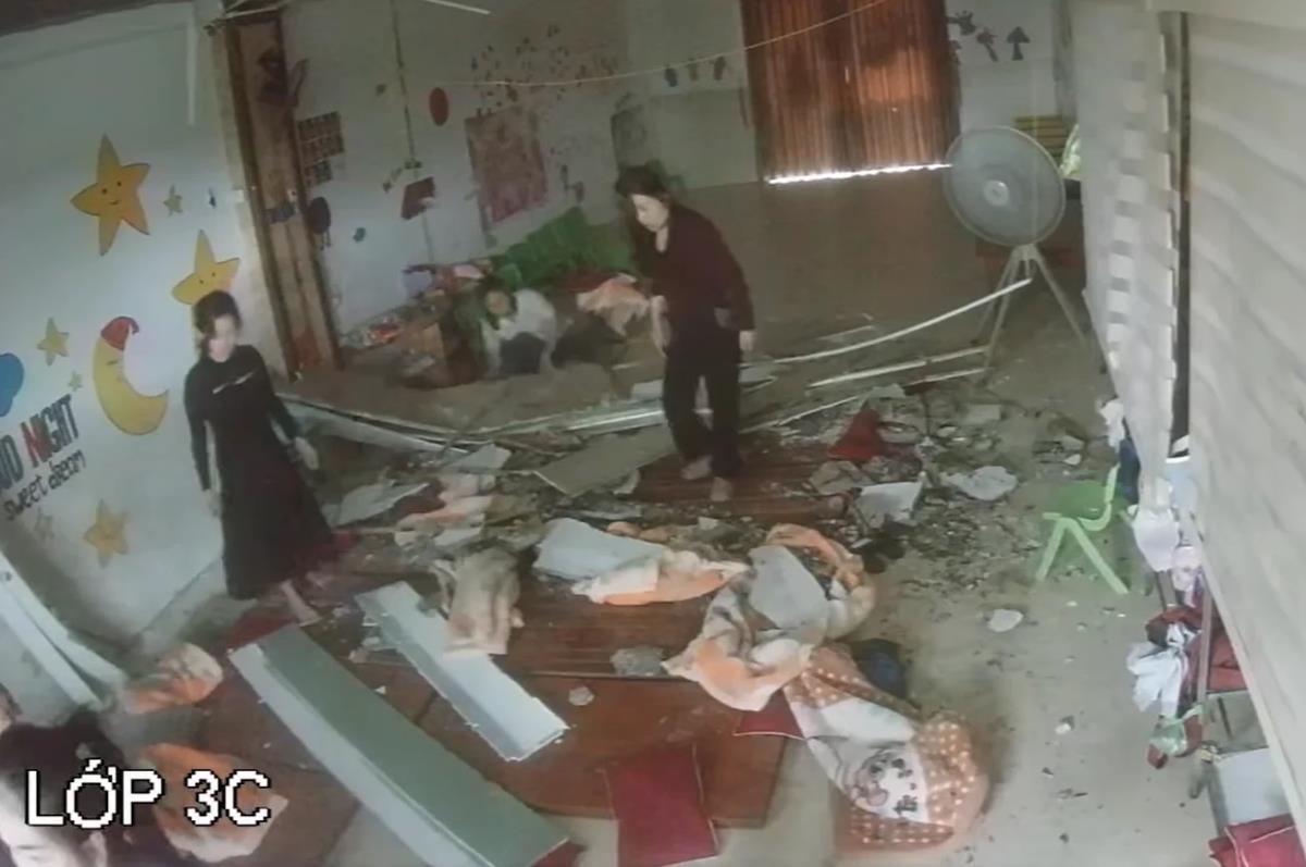 Trần thạch cao bị đổ sập trong giờ ngủ trưa của trẻ tại Trường mầm non Song Phan, phường Vinh Phú (Nghệ An) (ảnh cắt từ clip).