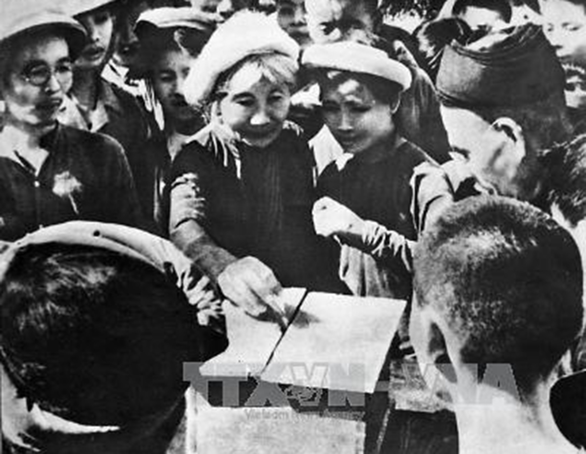 Cử tri ngoại thành Hà Nội bỏ phiếu bầu đại biểu Quốc hội khoá 1 ngày 6/1/1946. Ảnh: TTXVN