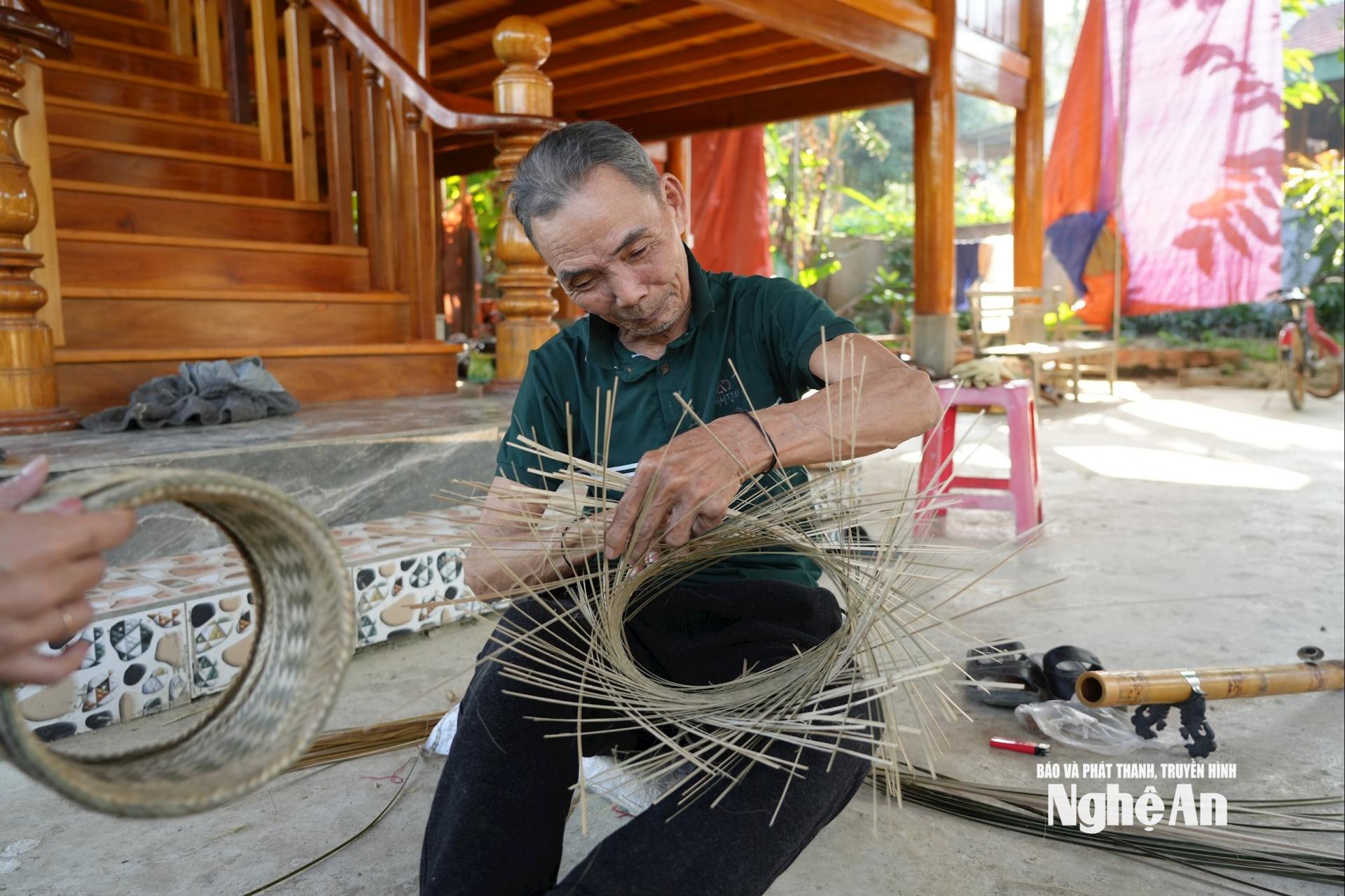 Ông Ngân Trung Hoành, bản Chòm Muộng đan ép khảu để bán cho người dân vào dịp Tết. Ảnh: T.P