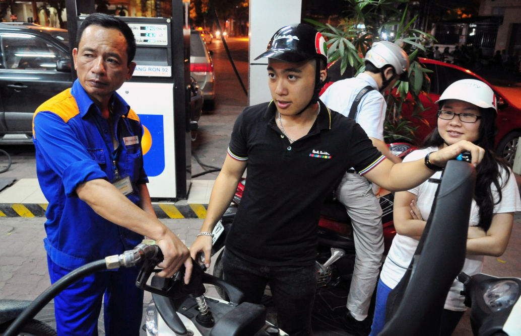 Giá xăng đảo chiều đi xuống. Ảnh: Nam Khánh