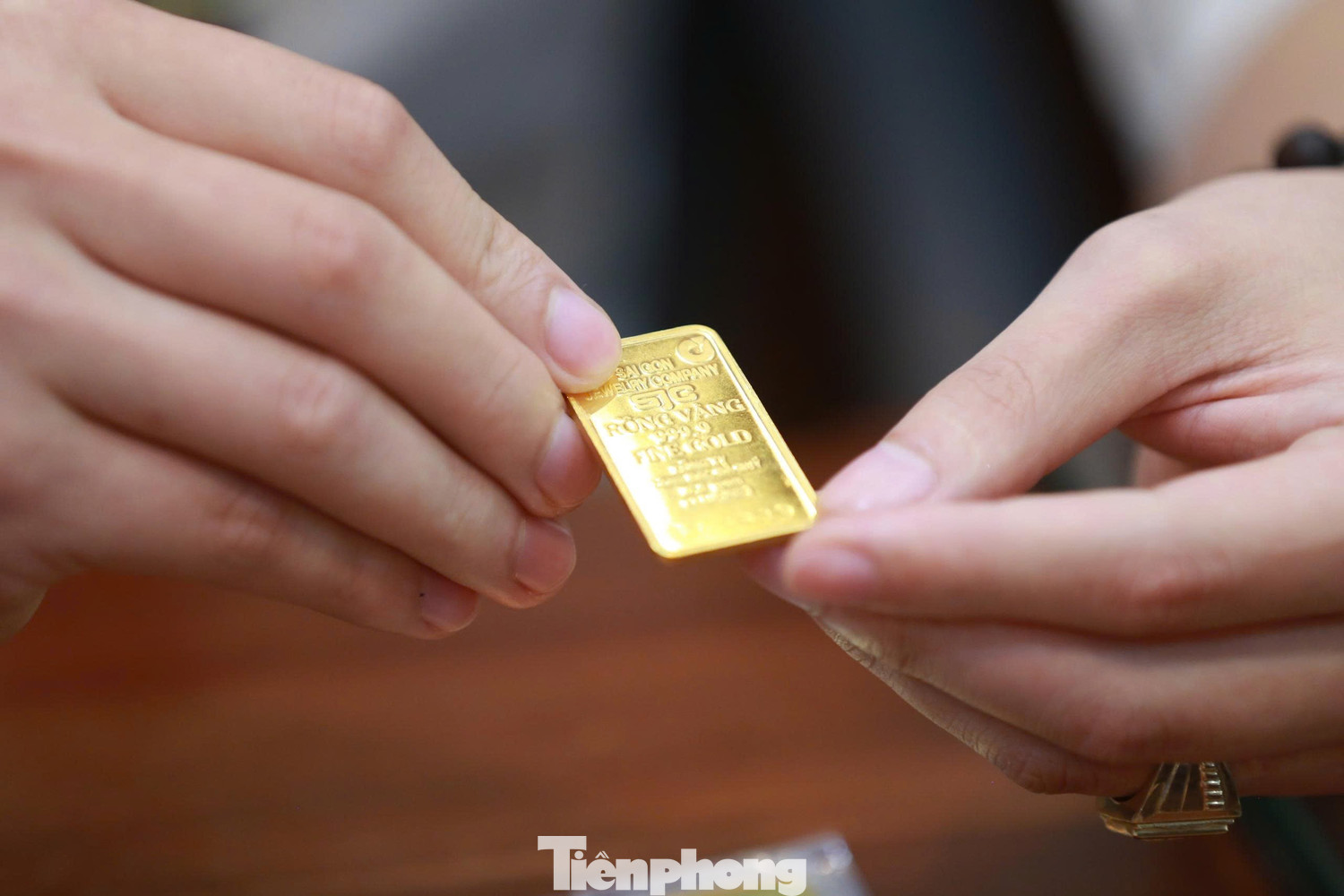 Giá vàng miếng SJC tiến sát mốc 160 triệu đồng/lượng.