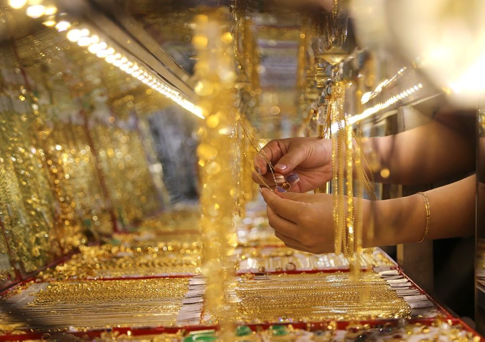 Từ ngày 9-2-2026, nếu mua, bán vàng từ 20 triệu đồng trong ngày trở lên không qua chuyển khoản có thể bị phạt đến 20 triệu đồng. Ảnh: HOÀNG GIANG