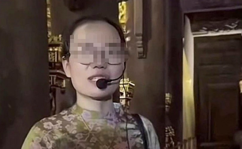 Nữ hướng dẫn viên thuyết minh sai nội dung được duyệt gây phản ứng.