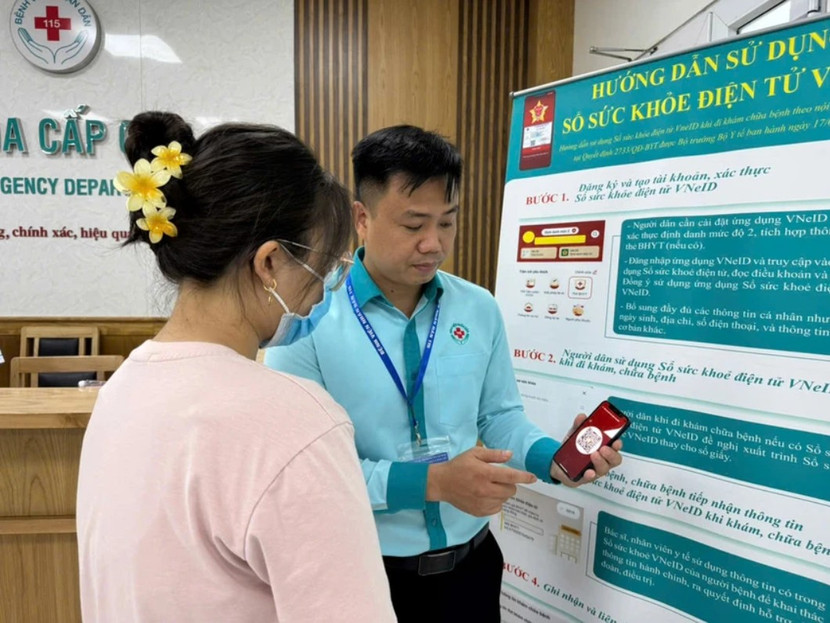 Hướng dẫn bệnh nhân đăng ký khám bệnh bằng sổ sức khỏe điện tử VNeID (Ảnh minh họa)