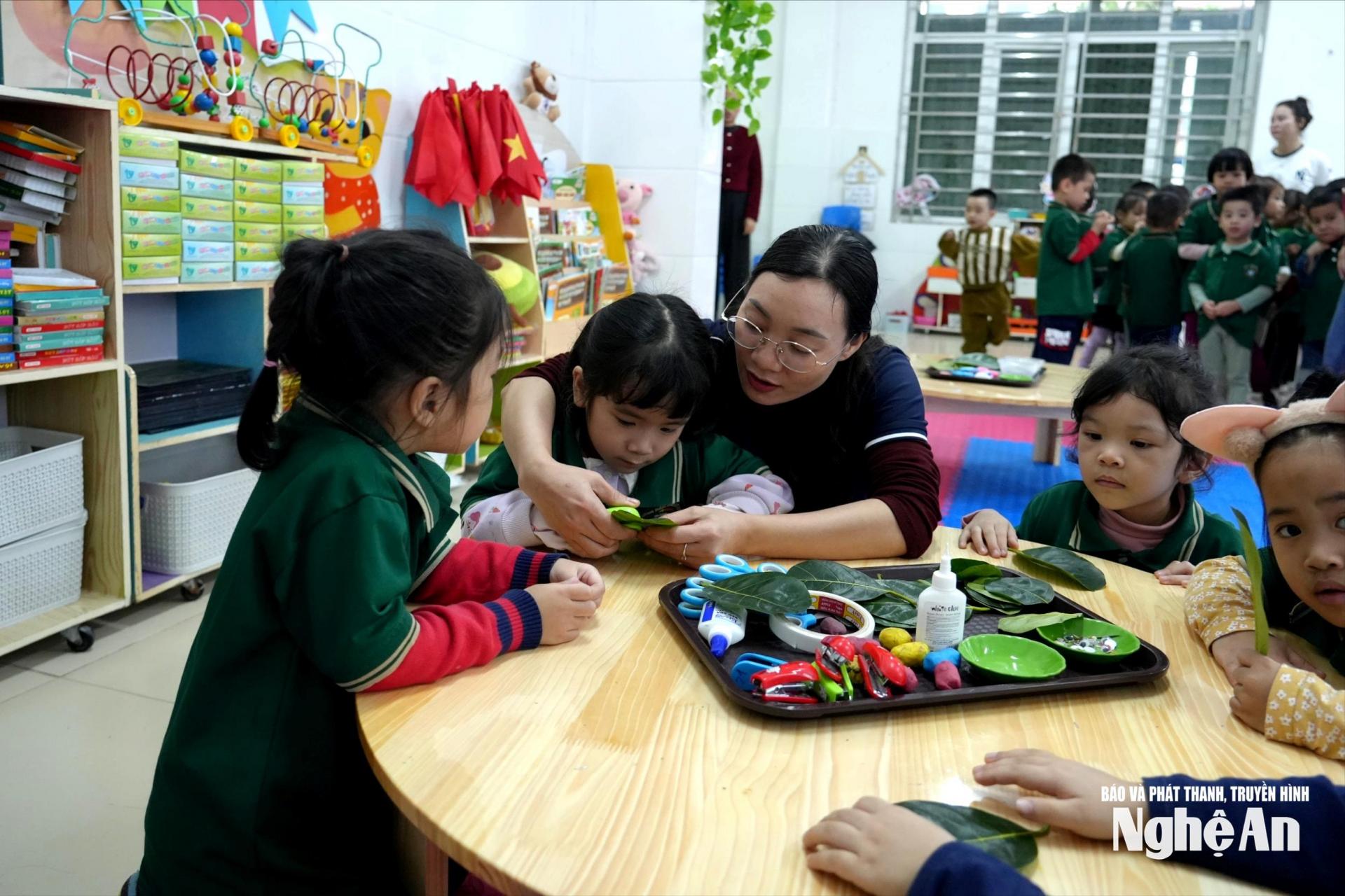 Gần 10 năm công tác, nữ giáo viên hợp đồng ở Trường Mầm non Lê Lợi mong sớm được tuyển dụng chính thức. Ảnh: Mỹ Hà