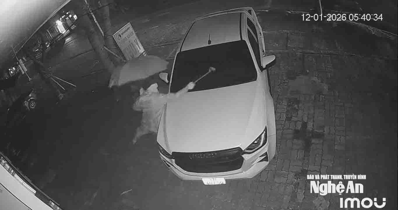 Đối tượng dùng hung khí đập phá xe ô tô tại phường Trường Vinh sáng 12/1. Ảnh: Q.A