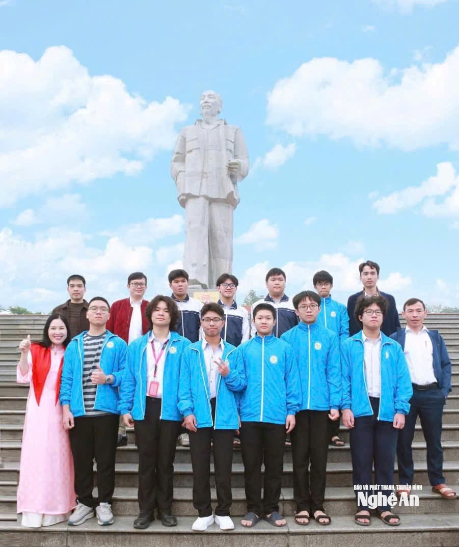 Đội tuyển Toán với thành tích vượt trội có 2 em giải Nhất. Ảnh: NTCC