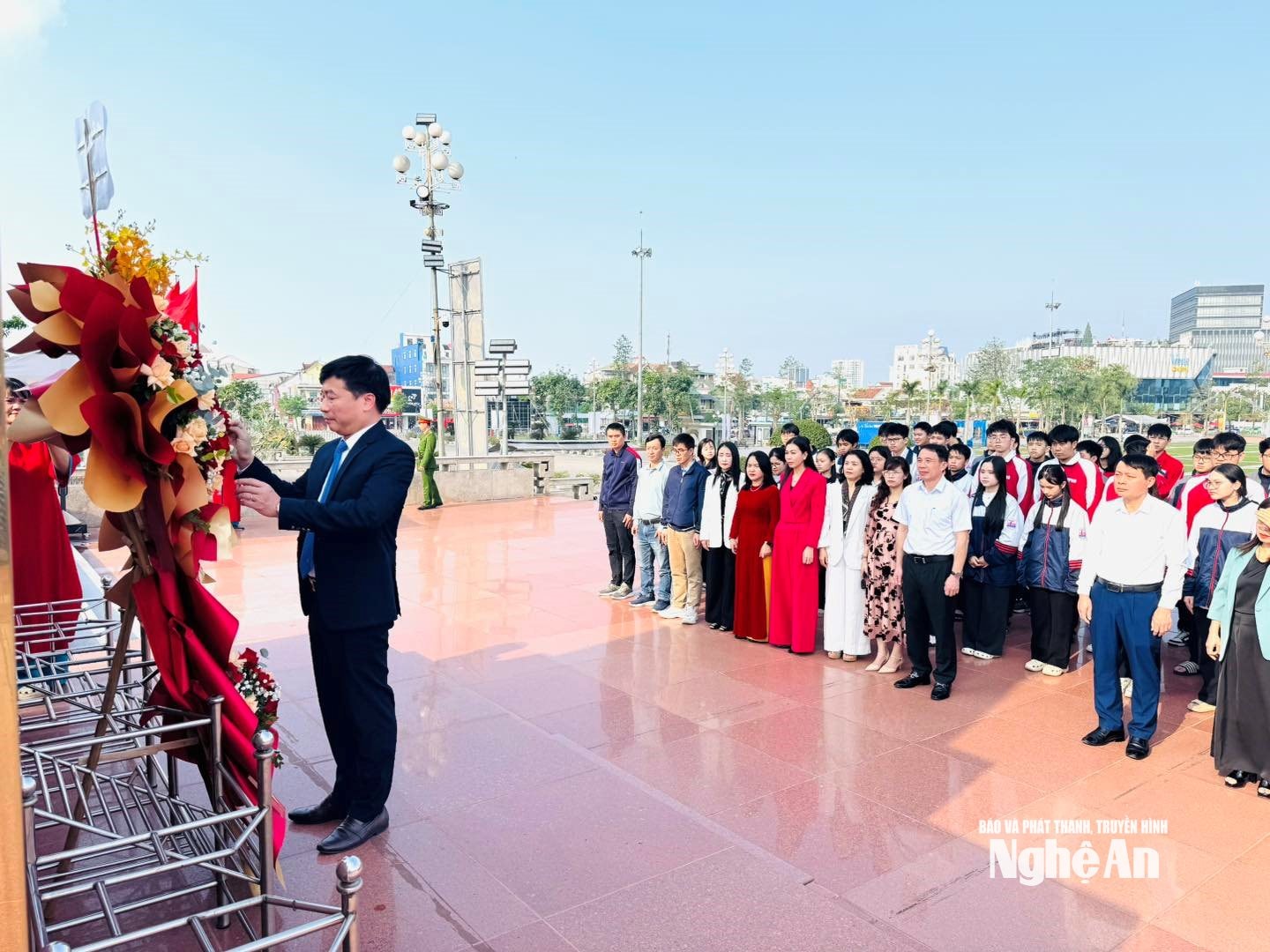 Giáo viên và học sinh Trường THPT chuyên Đại học Vinh tại lễ ra quân tham dự Kỳ thi học sinh giỏi quốc gia. Ảnh: P.V