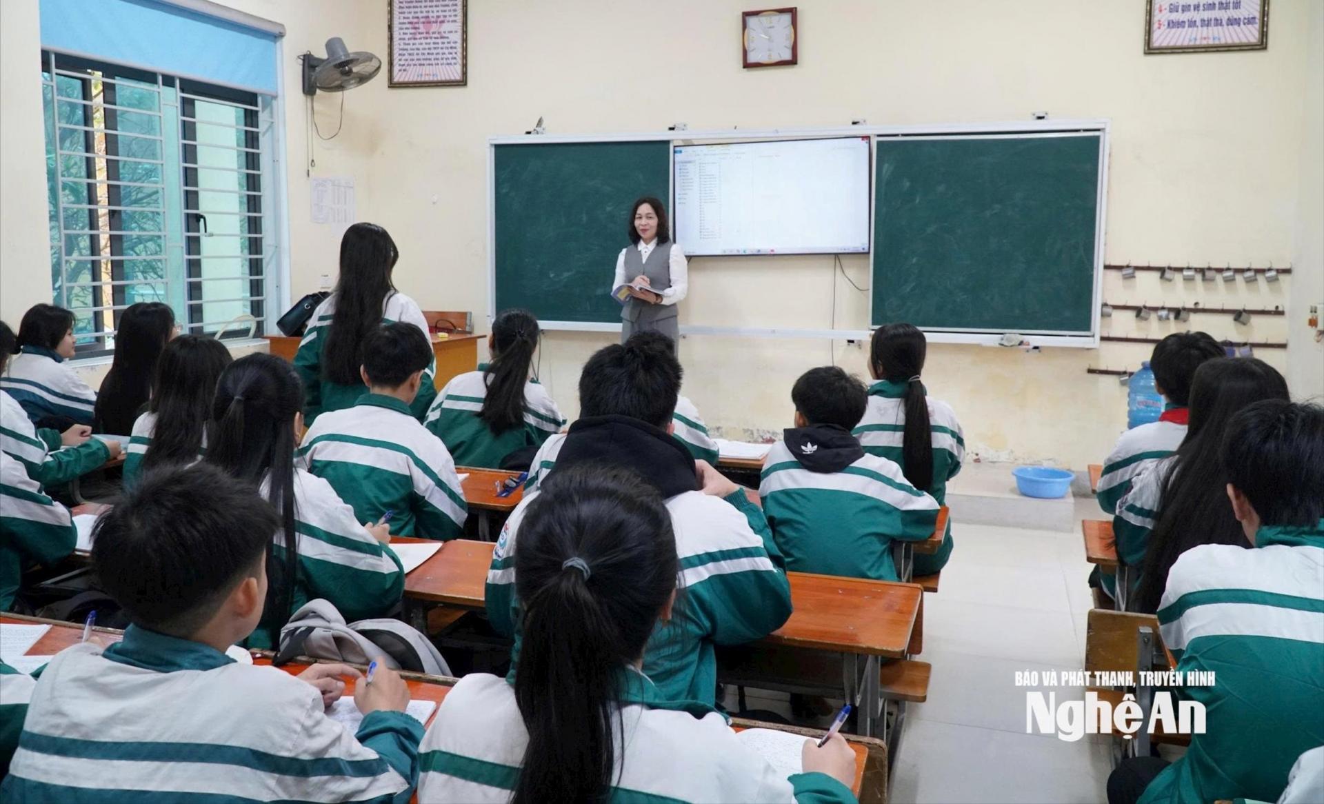 Giờ học của học sinh lớp 9 - Trường THCS Hải Hòa, phường Cửa Lò. Ảnh: Mỹ Hà