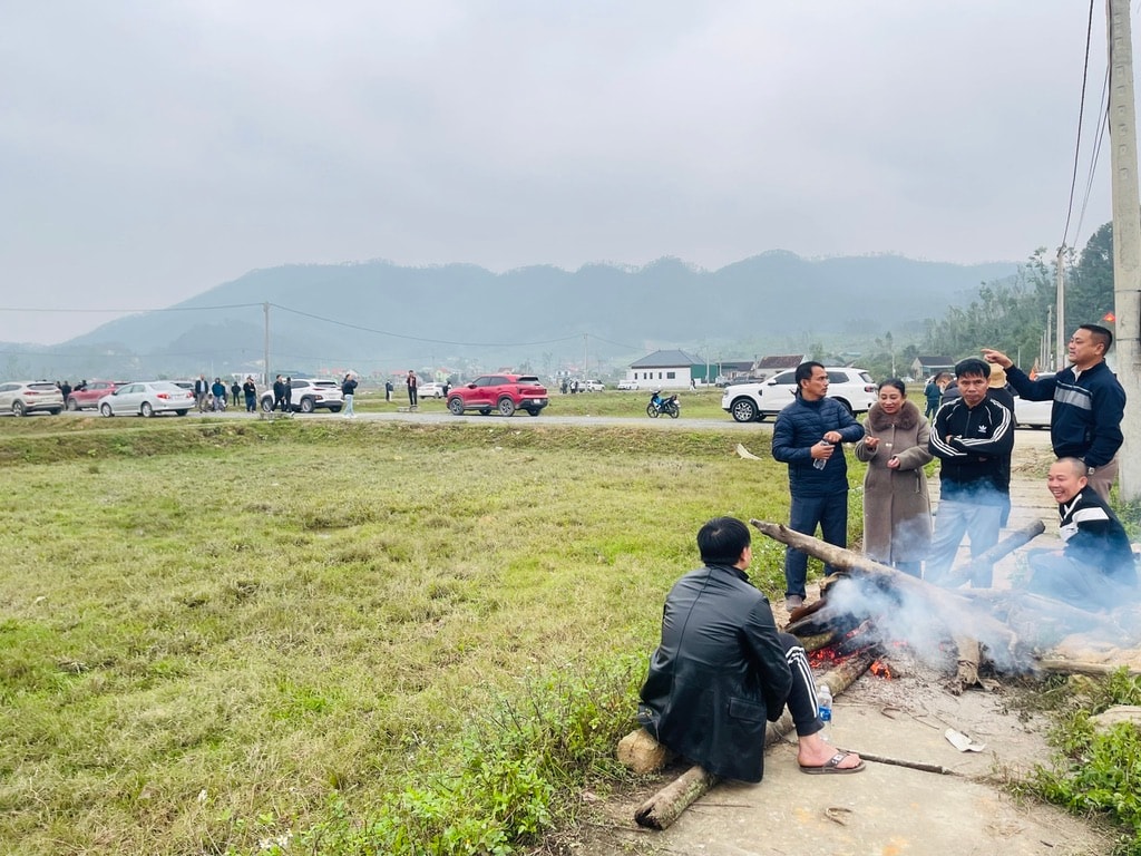 Khách từ khắp nơi đổ về xem đất ở xã Đại Huệ từ mấy ngày trước. Ảnh: V.T