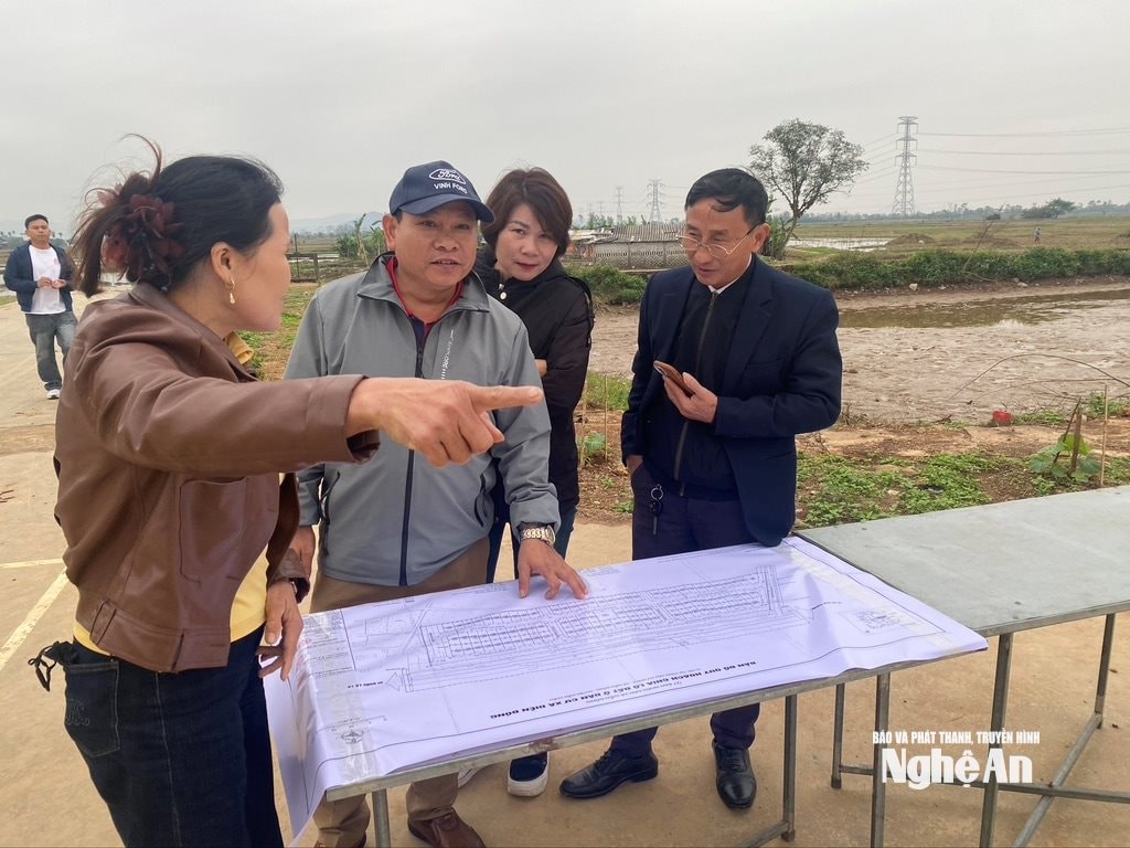 Môi giới và khách hàng xem quy hoạch vùng đất đấu gia tại xã Quảng Châu. Ảnh: Văn Trường