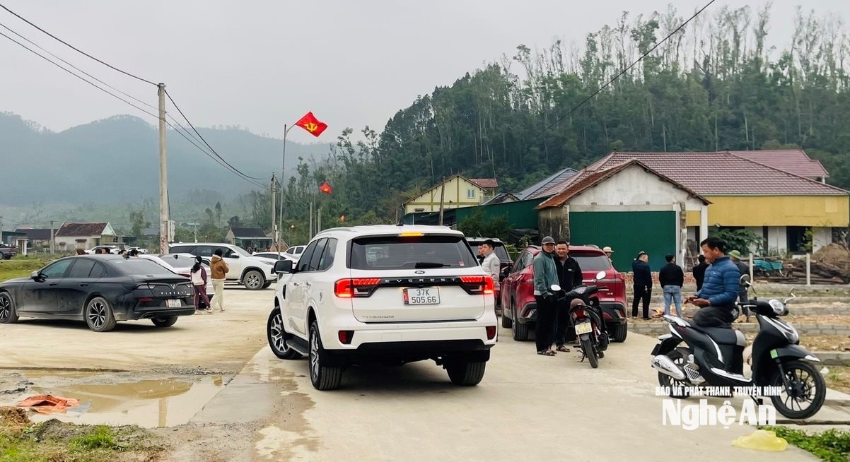 Những ngày vừa qua, các môi giới và nhà đầu tư vẫn đổ về xã Đại Huệ xem đất. Ảnh: V.T