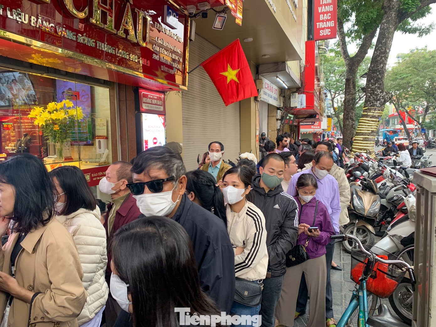 Trong năm 2025 giá vàng liên tục lập đỉnh và người dân đổ xô xếp hàng mua vàng.