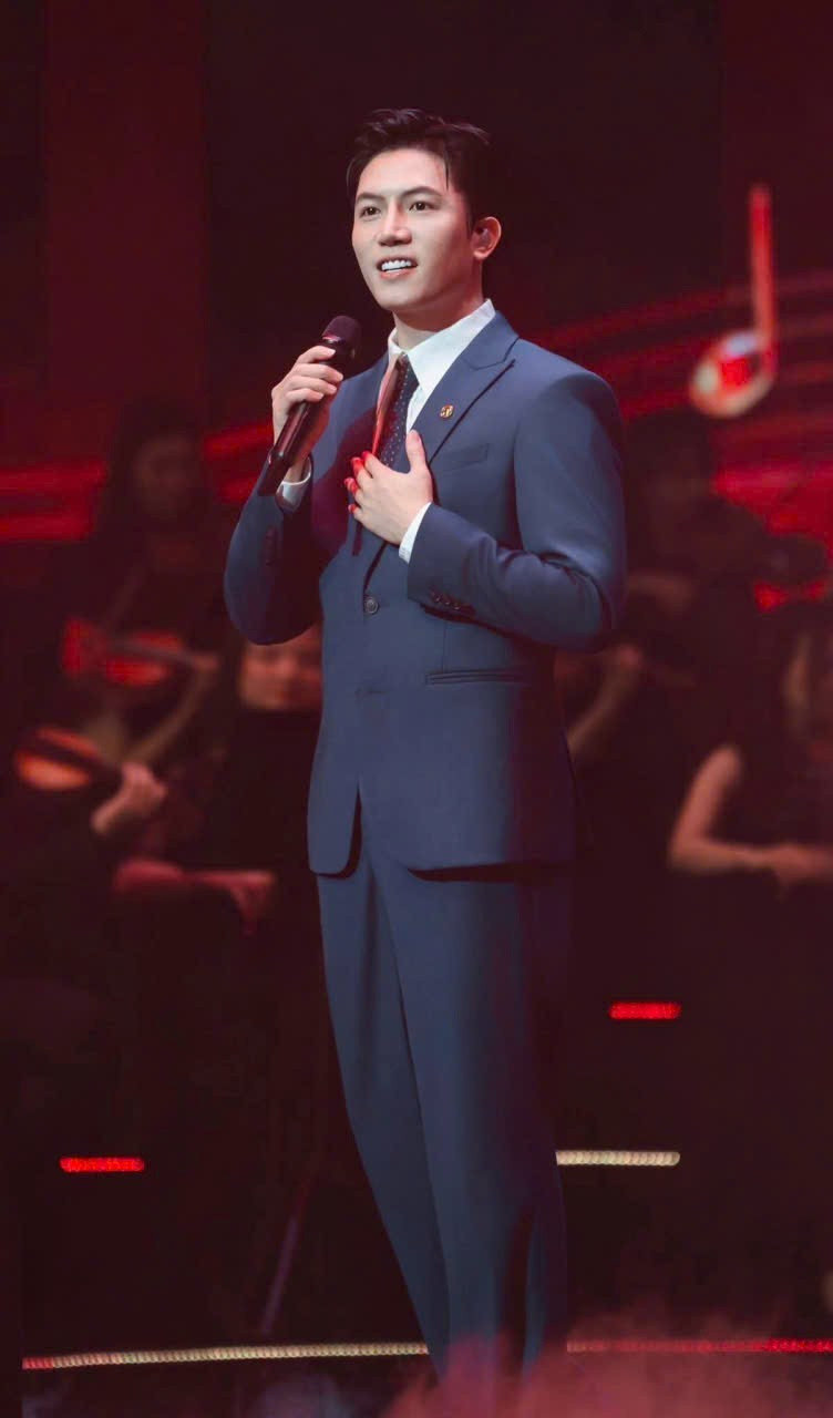 Ca sĩ 9x Anh Tú sáng tác và hát ca khúc ngợi ca Đảng