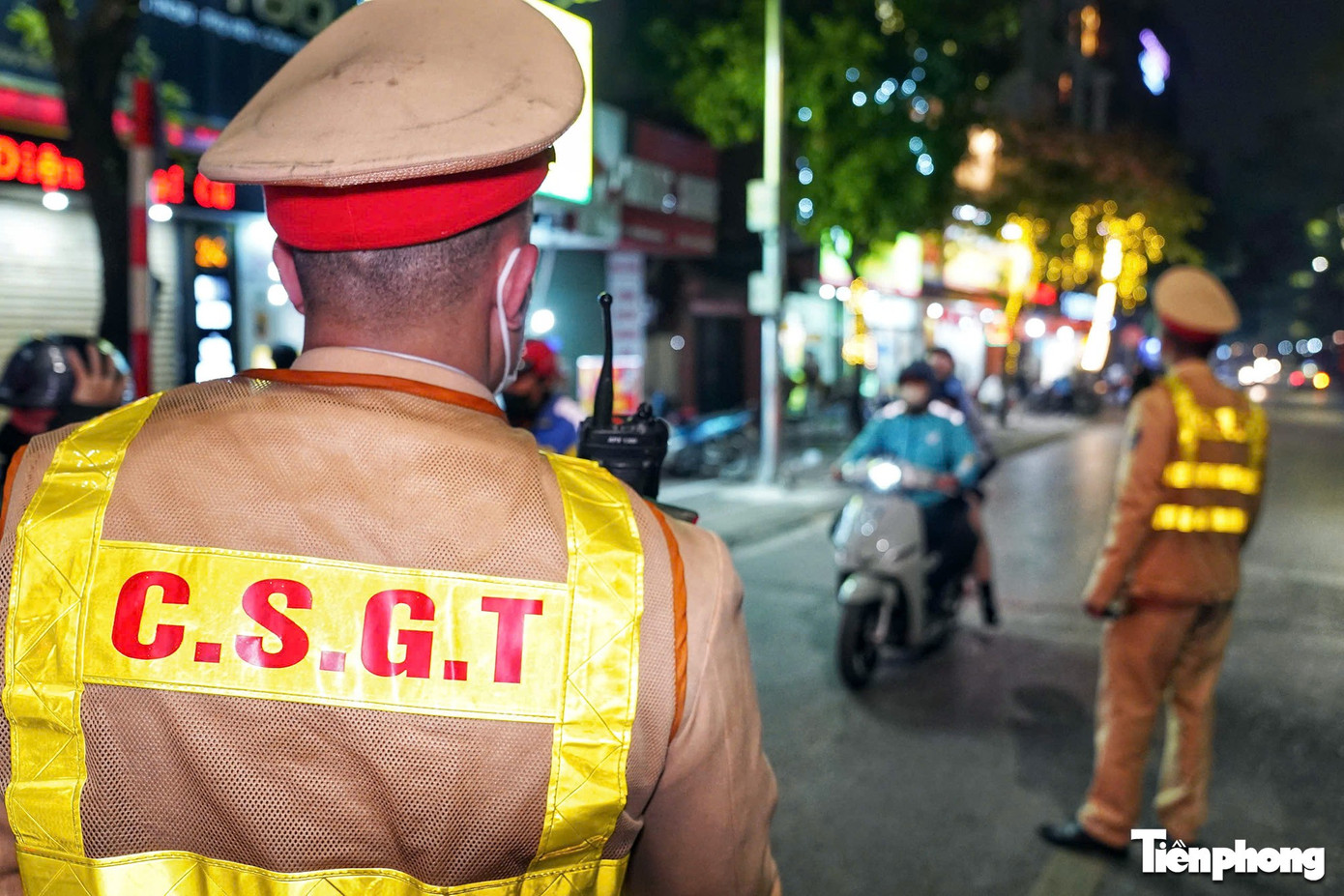 Lực lượng CSGT làm nhiệm vụ kiểm tra nồng độ cồn.