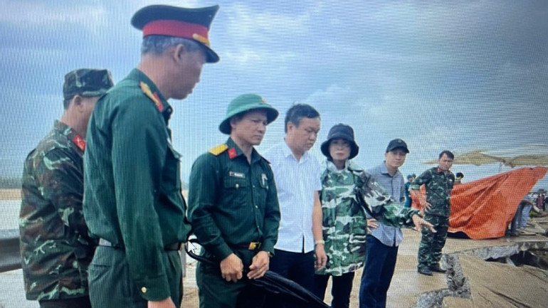 Phó Chủ tịch Ủy ban nhân dân tỉnh Đắk Lắk Đào Mỹ (người đứng ở giữa mặc áo trắng) có mặt tại hiện trường chỉ đạo công tác khắc phục hậu quả vụ tai nạn. Ảnh: CTV.