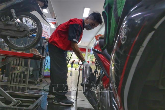 Các nhân viên kiểm tra khí thải xe máy. Ảnh minh họa: Tuấn Đức/TTXVN