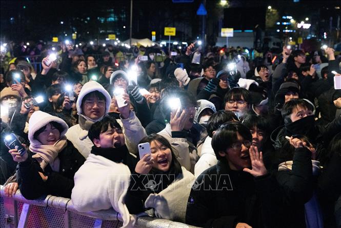 Người dân tập trung chào đón năm mới tại Seoul, Hàn Quốc. Ảnh: THX/TTXVN