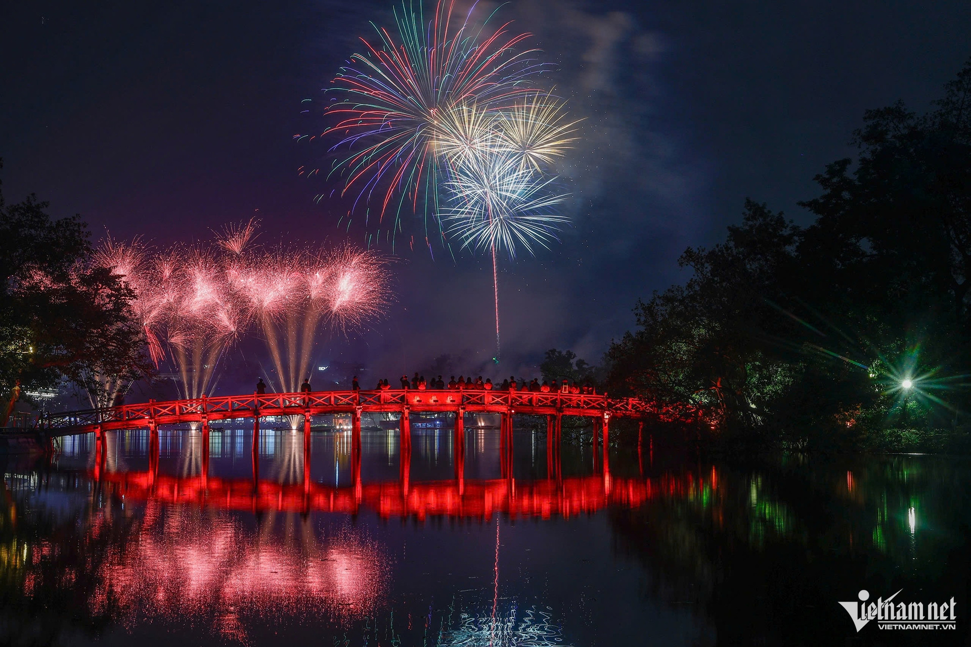 Bắn pháo hoa chào mừng năm mới 2026