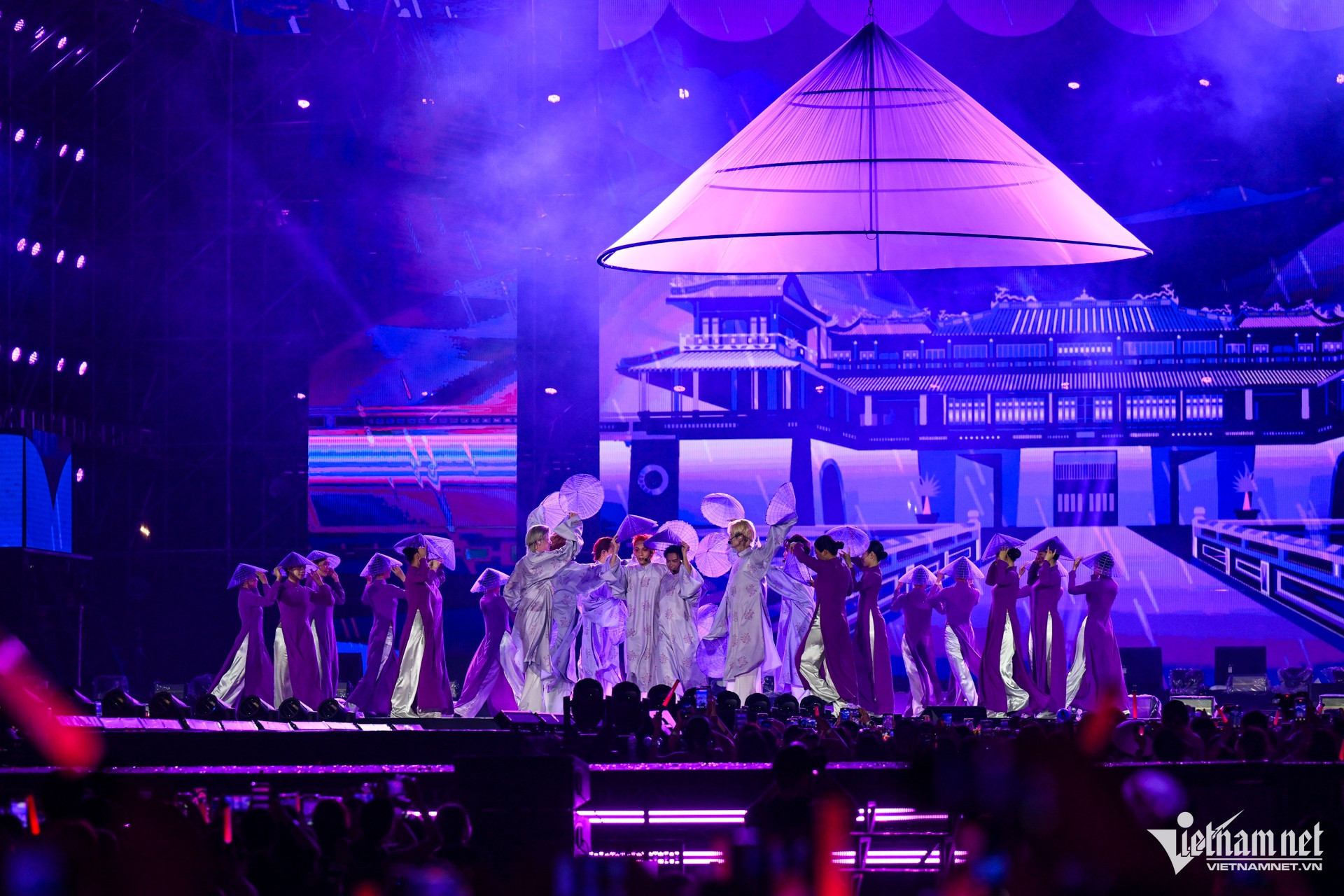 Các nghệ sĩ biểu diễn tại concert Anh trai vượt ngàn chông gai