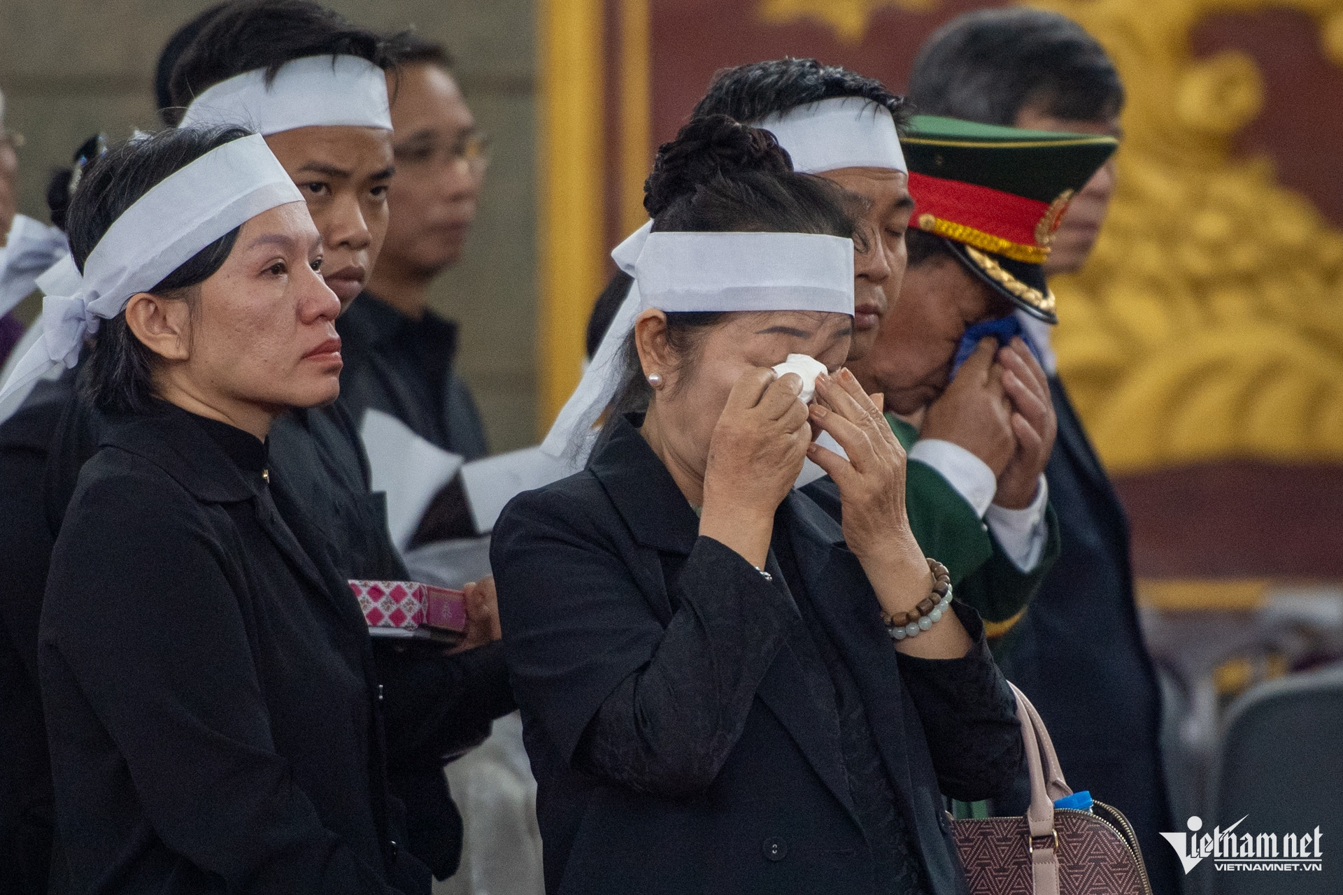 Gia đình của Đại tướng Lê Văn Dũng nghẹn ngào tiễn biệt ông.