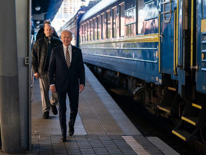 Tổng thống Mỹ Joe Biden đến Kiev bằng một chuyến tàu xuyên đêm vào ngày 20-2. Ảnh: AP