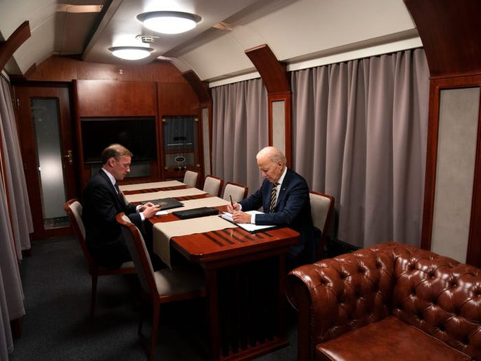 Tổng thống Joe Biden làm việc cùng Cố vấn An ninh Quốc gia Mỹ Jake Sullivan trên chuyến tàu đến Ba Lan hôm 20-2. Ảnh: AP