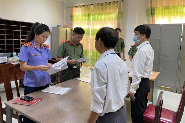 Cơ quan tố tụng đọc lệnh khám xét nơi làm việc của các bị can tại Chi cục Thủy sản - Sở Nông nghiệp Phát triển Nông thôn tỉnh Bà Rịa - Vũng Tàu.