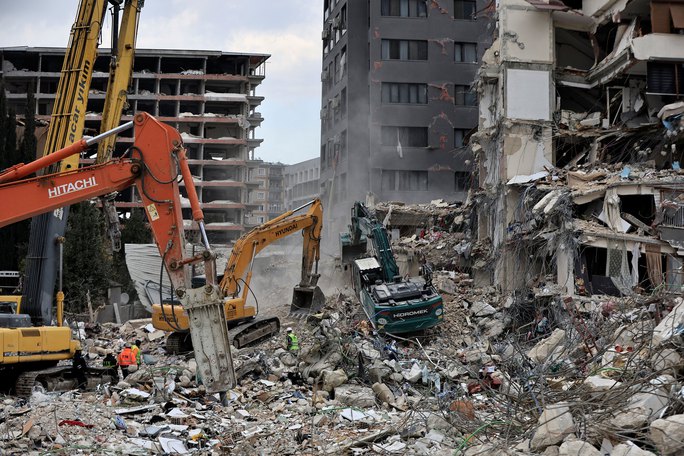 Một tòa nhà sụp đổ ở TP Antakya, tỉnh Hatay - Thổ Nhĩ Kỳ ngày 21-2 Ảnh: REUTERS