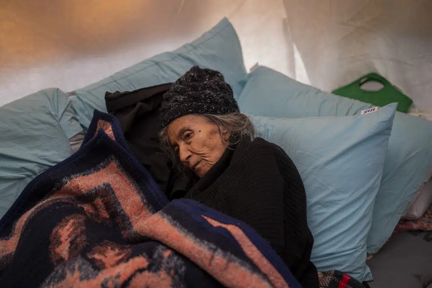Một người phụ nữ lớn tuổi nằm trong lều tại khu trại dành cho người sơ tán sau trận động đất ở TP Kahramanmaras (Thổ Nhĩ Kỳ) ngày 17-2. Ảnh: AP