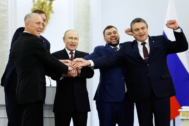 Từ trái sang, người đứng đầu vùng Kherson (do Nga bổ nhiệm) Vladimir Saldo, người đứng đầu vùng Zaporizhzhia (do Nga bổ nhiệm) Yevgeny Balitsky, Tổng thống Nga Vladimir Putin, lãnh đạo Cộng hòa Nhân dân tự xưng Donetsk - Denis Pushilin và lãnh đạo Cộng hòa Nhân dân tự xưng Luhansk - Leonid Pasechnik chụp ảnh trong buổi lễ ký hiệp ước cho bốn vùng của Ukraine gia nhập Nga, tại Điện Kremlin ở Mátxcơva ngày 30/9. Ảnh: AP