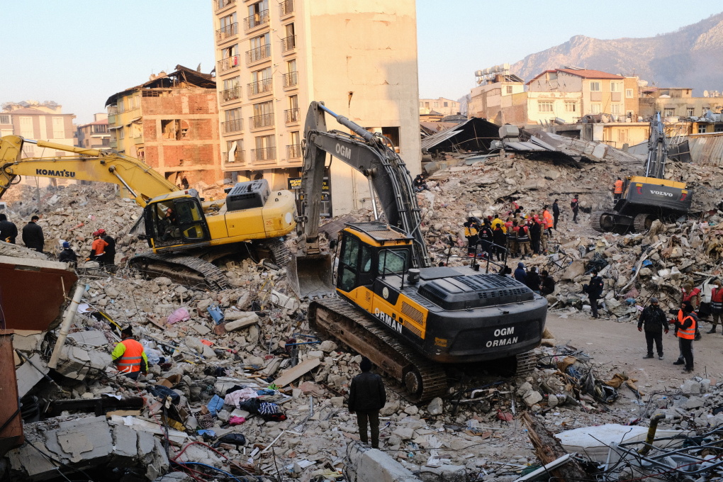 Lực lượng cứu hộ tìm kiếm người sống sót ở Hatay, Thổ Nhĩ Kỳ, ngày 12/2. Ảnh: Reuters.