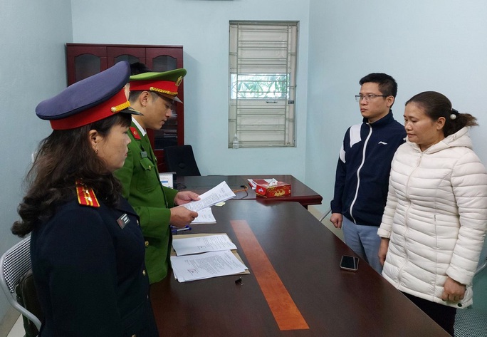 Cơ quan Cảnh sát điều tra Công an tỉnh Thanh Hóa đọc lệnh khởi tố, bắt tạm giam Trịnh Ngọc Tuấn (thứ 2 từ phải qua), Giám đốc Trung tâm đăng kiểm xe cơ giới 36-08Dc